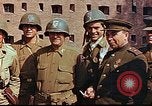 Immagine di Americani e russi funzionari militari soddisfare Torgau Germania, 1945, secondo 23 filmato di repertorio 65675036088