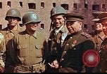Immagine di Americani e russi funzionari militari soddisfare Torgau Germania, 1945, secondo 24 filmato di repertorio 65675036088