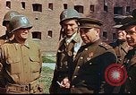 Immagine di Americani e russi funzionari militari soddisfare Torgau Germania, 1945, secondo 25 filmato di repertorio 65675036088