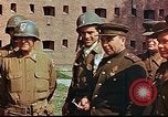 Immagine di Americani e russi funzionari militari soddisfare Torgau Germania, 1945, secondo 26 filmato di repertorio 65675036088