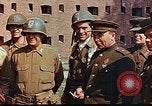 Immagine di Americani e russi funzionari militari soddisfare Torgau Germania, 1945, secondo 27 filmato di repertorio 65675036088
