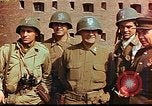 Immagine di Americani e russi funzionari militari soddisfare Torgau Germania, 1945, secondo 29 filmato di repertorio 65675036088
