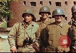 Immagine di Americani e russi funzionari militari soddisfare Torgau Germania, 1945, secondo 30 filmato di repertorio 65675036088