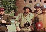 Immagine di Americani e russi funzionari militari soddisfare Torgau Germania, 1945, secondo 31 filmato di repertorio 65675036088