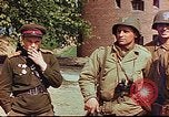 Immagine di Americani e russi funzionari militari soddisfare Torgau Germania, 1945, secondo 32 filmato di repertorio 65675036088