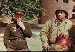 Immagine di Americani e russi funzionari militari soddisfare Torgau Germania, 1945, secondo 33 filmato di repertorio 65675036088
