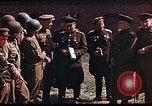 Immagine di Americani e russi funzionari militari soddisfare Torgau Germania, 1945, secondo 34 filmato di repertorio 65675036088