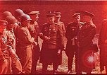 Immagine di Americani e russi funzionari militari soddisfare Torgau Germania, 1945, secondo 35 filmato di repertorio 65675036088