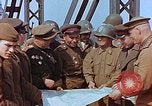 Immagine di Americani e russi funzionari militari soddisfare Torgau Germania, 1945, secondo 6 filmato di repertorio 65675036089