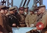Immagine di Americani e russi funzionari militari soddisfare Torgau Germania, 1945, secondo 7 filmato di repertorio 65675036089