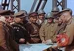 Immagine di Americani e russi funzionari militari soddisfare Torgau Germania, 1945, secondo 8 filmato di repertorio 65675036089