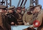 Immagine di Americani e russi funzionari militari soddisfare Torgau Germania, 1945, secondo 10 filmato di repertorio 65675036089