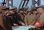 Immagine di Americani e russi funzionari militari soddisfare Torgau Germania, 1945, secondo 16 filmato di repertorio 65675036089