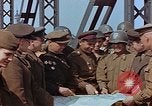 Immagine di Americani e russi funzionari militari soddisfare Torgau Germania, 1945, secondo 17 filmato di repertorio 65675036089