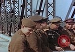 Immagine di Americani e russi funzionari militari soddisfare Torgau Germania, 1945, secondo 18 filmato di repertorio 65675036089