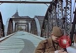 Immagine di Americani e russi funzionari militari soddisfare Torgau Germania, 1945, secondo 20 filmato di repertorio 65675036089
