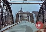 Immagine di Americani e russi funzionari militari soddisfare Torgau Germania, 1945, secondo 21 filmato di repertorio 65675036089