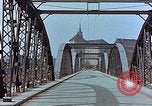 Immagine di Americani e russi funzionari militari soddisfare Torgau Germania, 1945, secondo 22 filmato di repertorio 65675036089