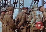 Immagine di Americani e russi funzionari militari soddisfare Torgau Germania, 1945, secondo 23 filmato di repertorio 65675036089