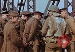 Immagine di Americani e russi funzionari militari soddisfare Torgau Germania, 1945, secondo 25 filmato di repertorio 65675036089