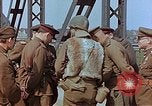 Immagine di Americani e russi funzionari militari soddisfare Torgau Germania, 1945, secondo 28 filmato di repertorio 65675036089