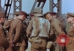 Immagine di Americani e russi funzionari militari soddisfare Torgau Germania, 1945, secondo 30 filmato di repertorio 65675036089