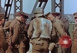 Immagine di Americani e russi funzionari militari soddisfare Torgau Germania, 1945, secondo 31 filmato di repertorio 65675036089