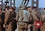 Immagine di Americani e russi funzionari militari soddisfare Torgau Germania, 1945, secondo 33 filmato di repertorio 65675036089