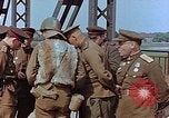 Immagine di Americani e russi funzionari militari soddisfare Torgau Germania, 1945, secondo 34 filmato di repertorio 65675036089
