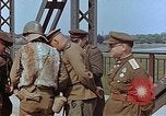 Immagine di Americani e russi funzionari militari soddisfare Torgau Germania, 1945, secondo 35 filmato di repertorio 65675036089