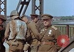 Immagine di Americani e russi funzionari militari soddisfare Torgau Germania, 1945, secondo 36 filmato di repertorio 65675036089