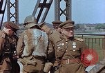 Immagine di Americani e russi funzionari militari soddisfare Torgau Germania, 1945, secondo 37 filmato di repertorio 65675036089