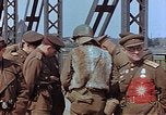 Immagine di Americani e russi funzionari militari soddisfare Torgau Germania, 1945, secondo 38 filmato di repertorio 65675036089