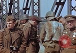 Immagine di Americani e russi funzionari militari soddisfare Torgau Germania, 1945, secondo 39 filmato di repertorio 65675036089