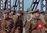 Immagine di Americani e russi funzionari militari soddisfare Torgau Germania, 1945, secondo 40 filmato di repertorio 65675036089