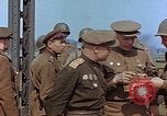 Immagine di Americani e russi funzionari militari soddisfare Torgau Germania, 1945, secondo 41 filmato di repertorio 65675036089