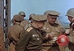 Immagine di Americani e russi funzionari militari soddisfare Torgau Germania, 1945, secondo 42 filmato di repertorio 65675036089