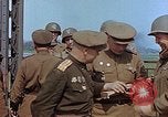 Immagine di Americani e russi funzionari militari soddisfare Torgau Germania, 1945, secondo 43 filmato di repertorio 65675036089