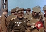 Immagine di Americani e russi funzionari militari soddisfare Torgau Germania, 1945, secondo 45 filmato di repertorio 65675036089