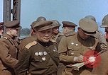 Immagine di Americani e russi funzionari militari soddisfare Torgau Germania, 1945, secondo 46 filmato di repertorio 65675036089
