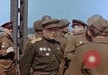 Immagine di Americani e russi funzionari militari soddisfare Torgau Germania, 1945, secondo 47 filmato di repertorio 65675036089
