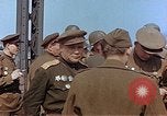Immagine di Americani e russi funzionari militari soddisfare Torgau Germania, 1945, secondo 48 filmato di repertorio 65675036089