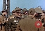 Immagine di Americani e russi funzionari militari soddisfare Torgau Germania, 1945, secondo 49 filmato di repertorio 65675036089