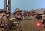 Immagine di Americani e russi funzionari militari soddisfare Torgau Germania, 1945, secondo 50 filmato di repertorio 65675036089