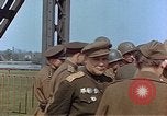 Immagine di Americani e russi funzionari militari soddisfare Torgau Germania, 1945, secondo 51 filmato di repertorio 65675036089