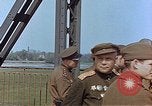 Immagine di Americani e russi funzionari militari soddisfare Torgau Germania, 1945, secondo 52 filmato di repertorio 65675036089