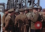 Immagine di Americani e russi funzionari militari soddisfare Torgau Germania, 1945, secondo 55 filmato di repertorio 65675036089