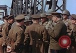 Immagine di Americani e russi funzionari militari soddisfare Torgau Germania, 1945, secondo 56 filmato di repertorio 65675036089