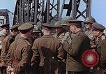 Immagine di Americani e russi funzionari militari soddisfare Torgau Germania, 1945, secondo 57 filmato di repertorio 65675036089