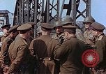Immagine di Americani e russi funzionari militari soddisfare Torgau Germania, 1945, secondo 58 filmato di repertorio 65675036089
